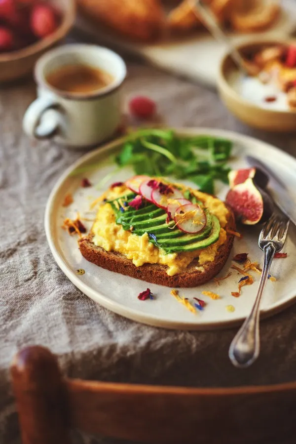 Tartine d'oeufs brouillés, avocat et radis