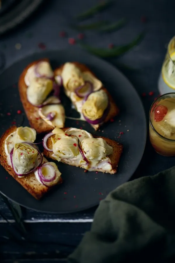 Tartines chèvre coeur d'artichaut et oignons rouges