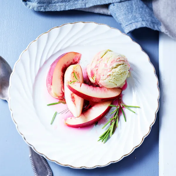 Glace vanille, pêches au romarin