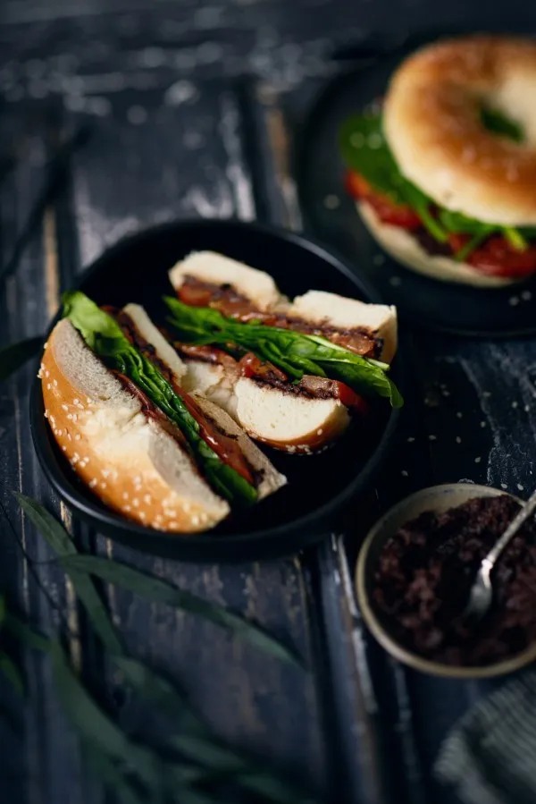 Bagel tapenade d'olives aux figues, tomate, pousses d'épinard