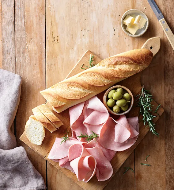Jambon blanc, baguette et olives vertes