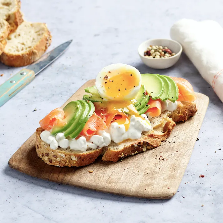 Tartine de cottage cheese, avocat, saumon fumé et oeuf mollet, Président