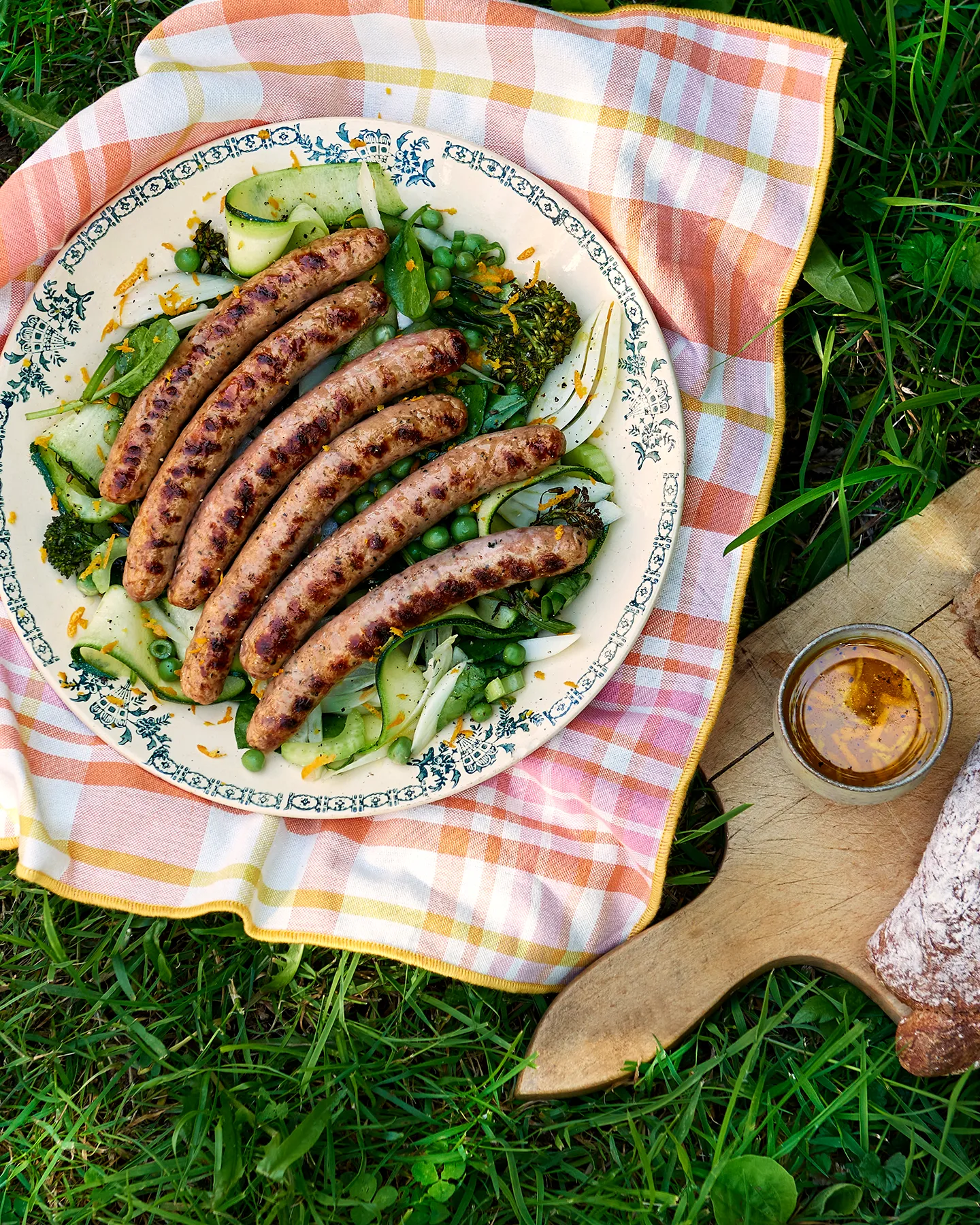 Chipolatas sur salade toute verte, Bigard