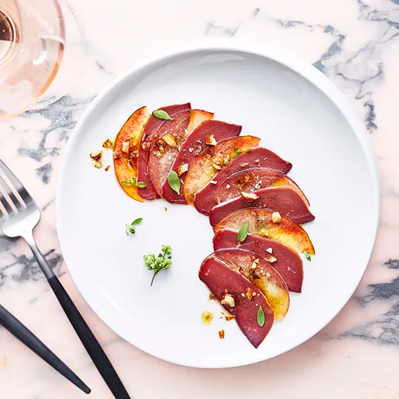 Carpaccio de magret fumé Delpeyrat, pêche vanille noisette