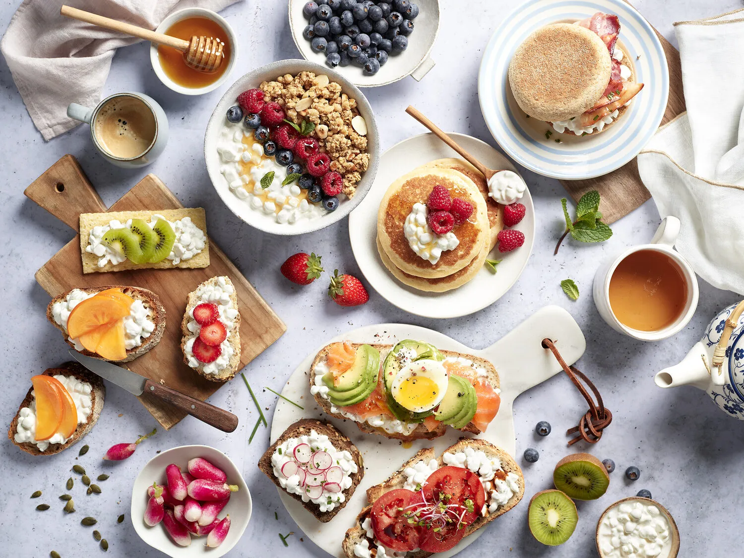 Grande tablée de petit-déjeuner avec du fromage Cottage cheese Président