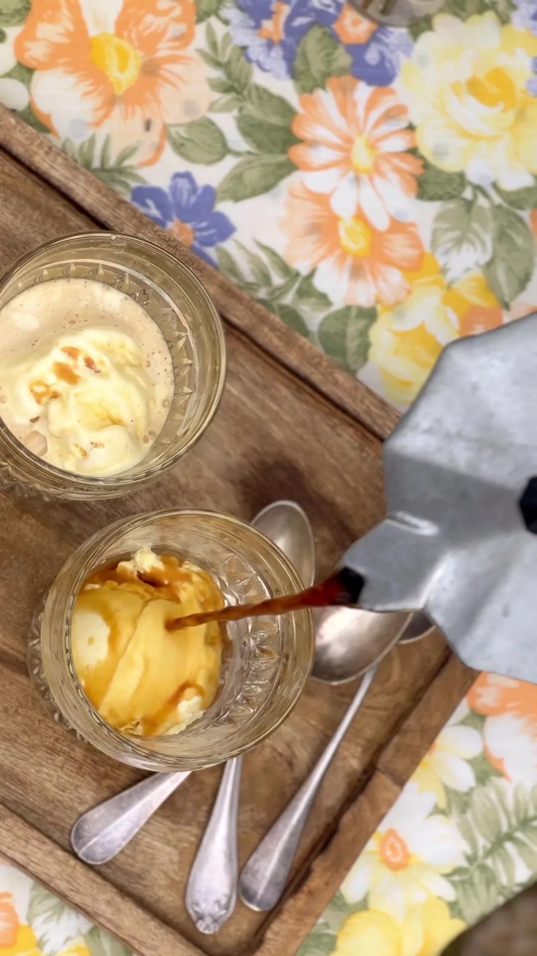 Affogato : boules de glace vanille arrosées d'expresso, servies au jardin