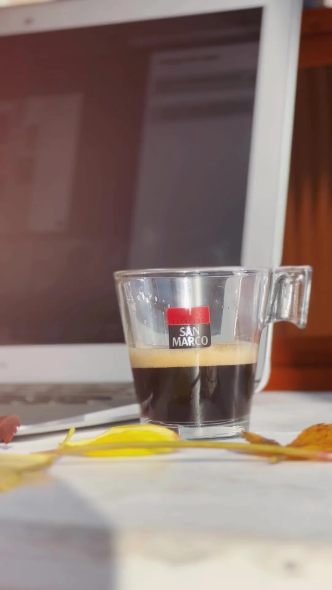 Tasse d'expresso posée sur un bureau dans une ambiance d'automne