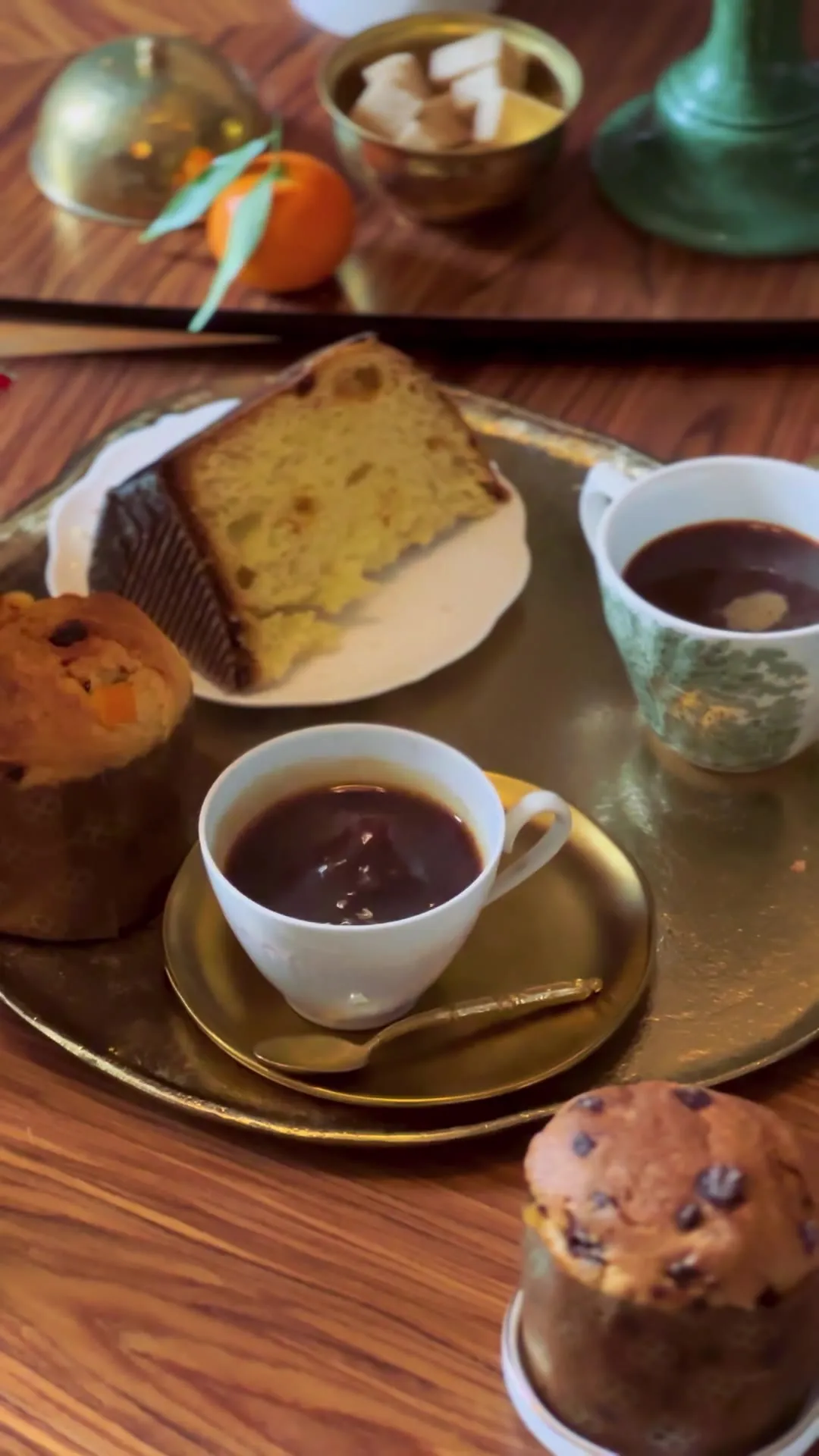 Table de Noël avec panettone, agrumes et tasses de café