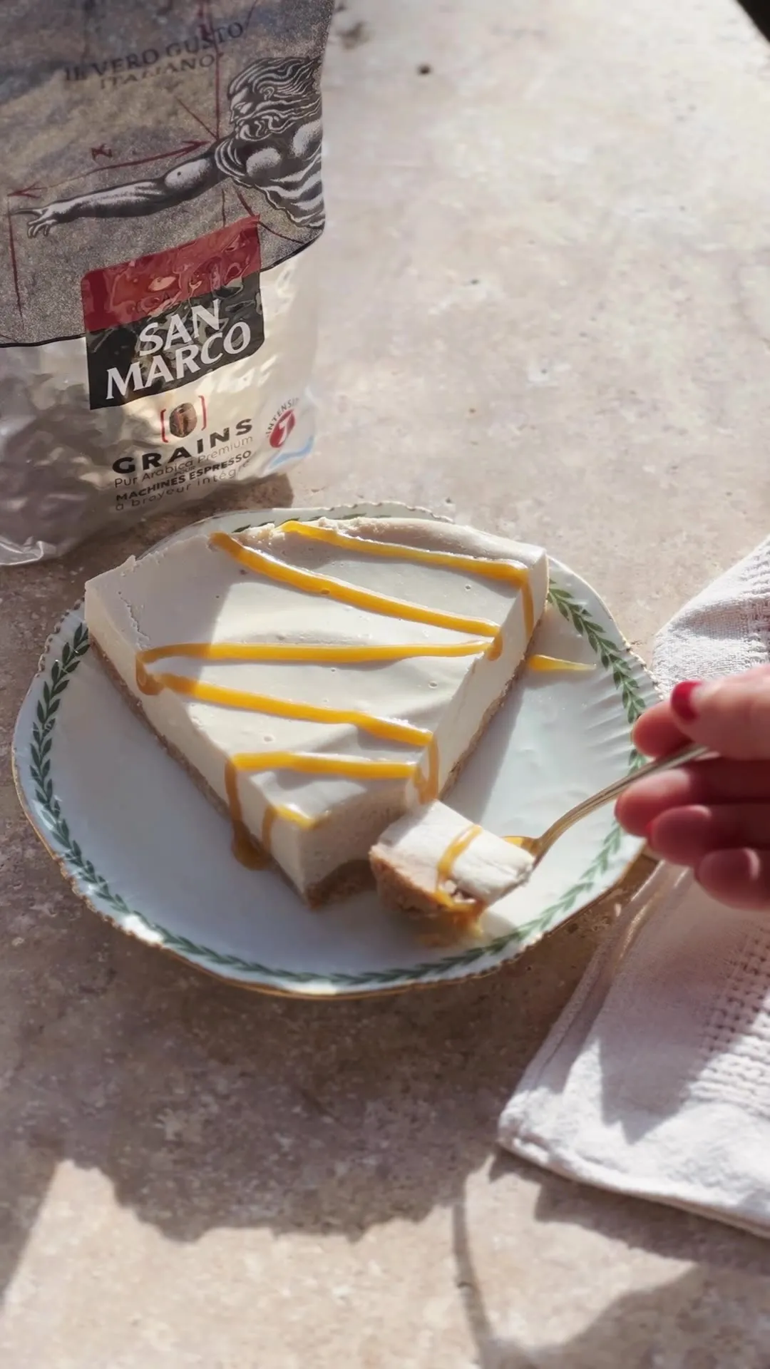 Part de cheesecake nappée de caramel, servie avec du café