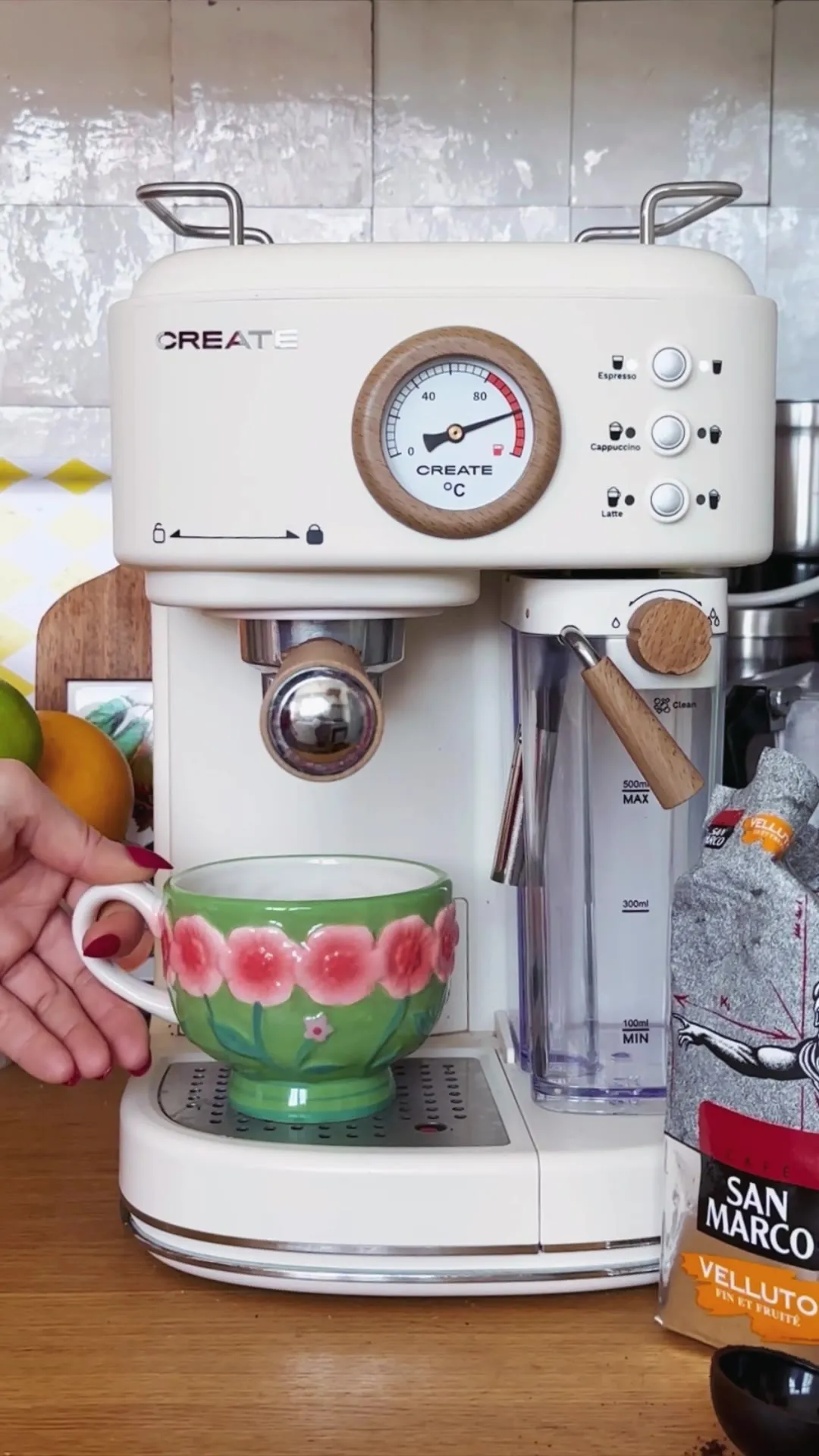 Machine à expresso remplissant des tasses colorées