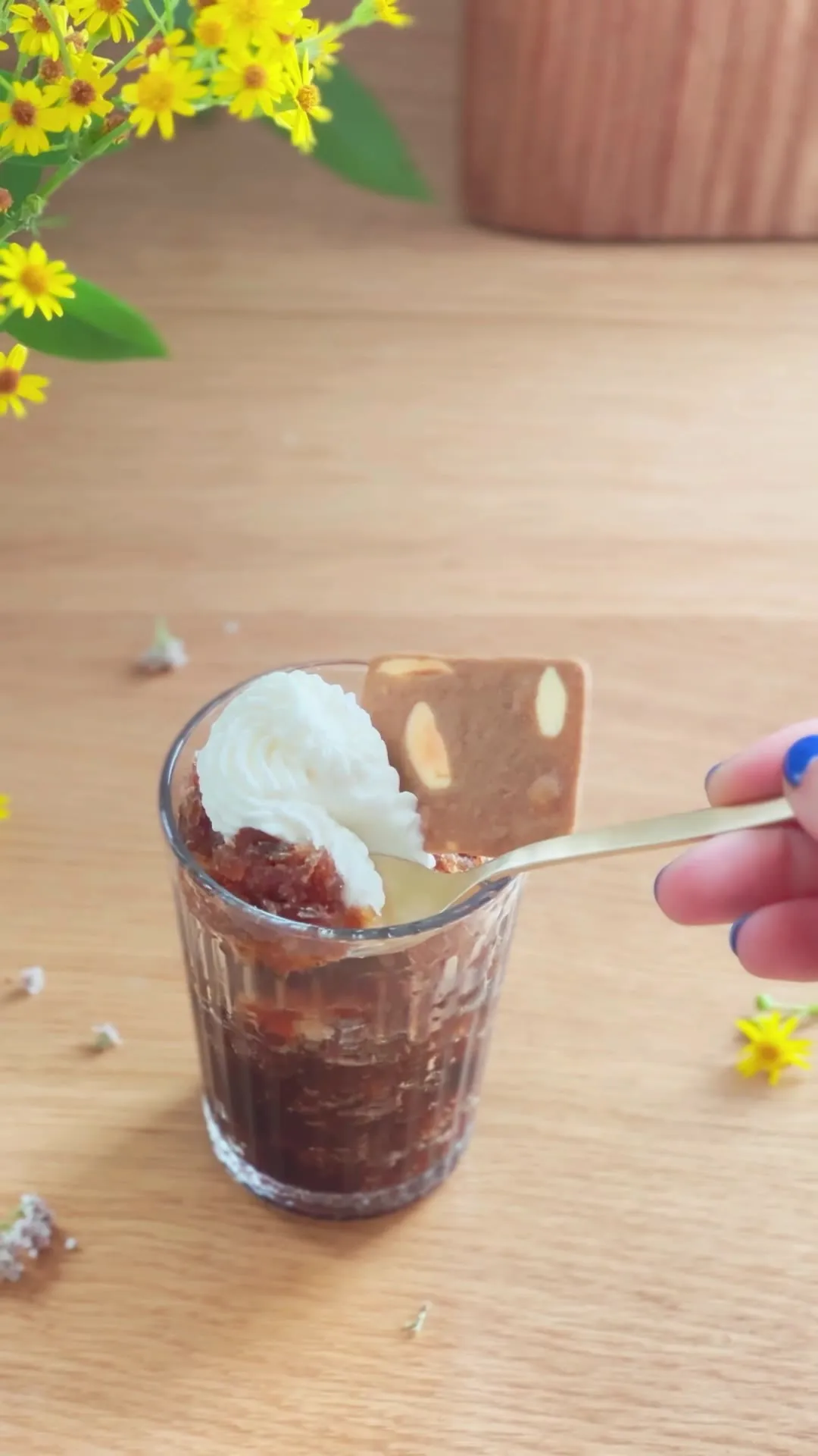 Granité au café et crème fouettée dans un verre, avec un biscuit